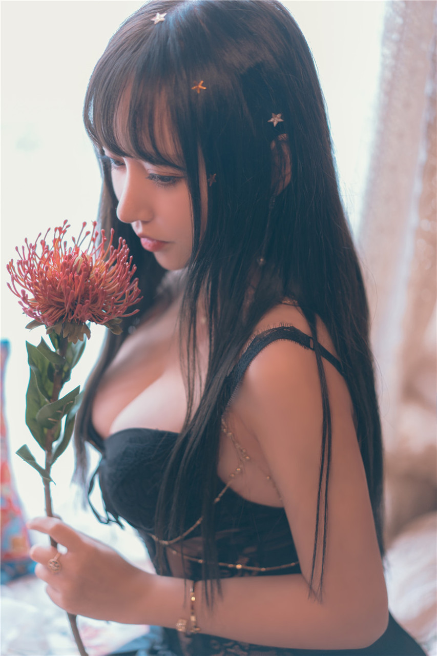 清純少女黑色鏤空情趣內衣寫真