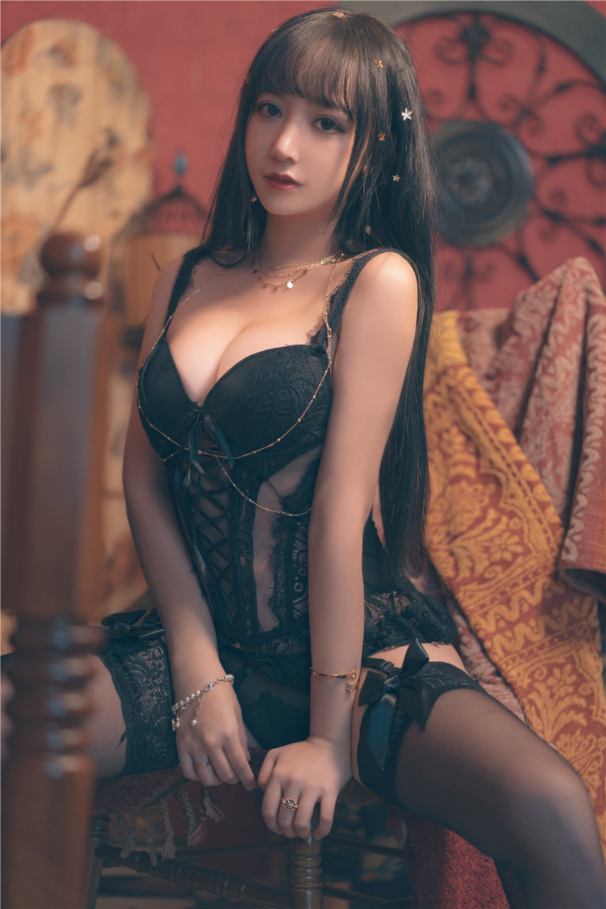 清純少女黑色鏤空情趣內衣寫真
