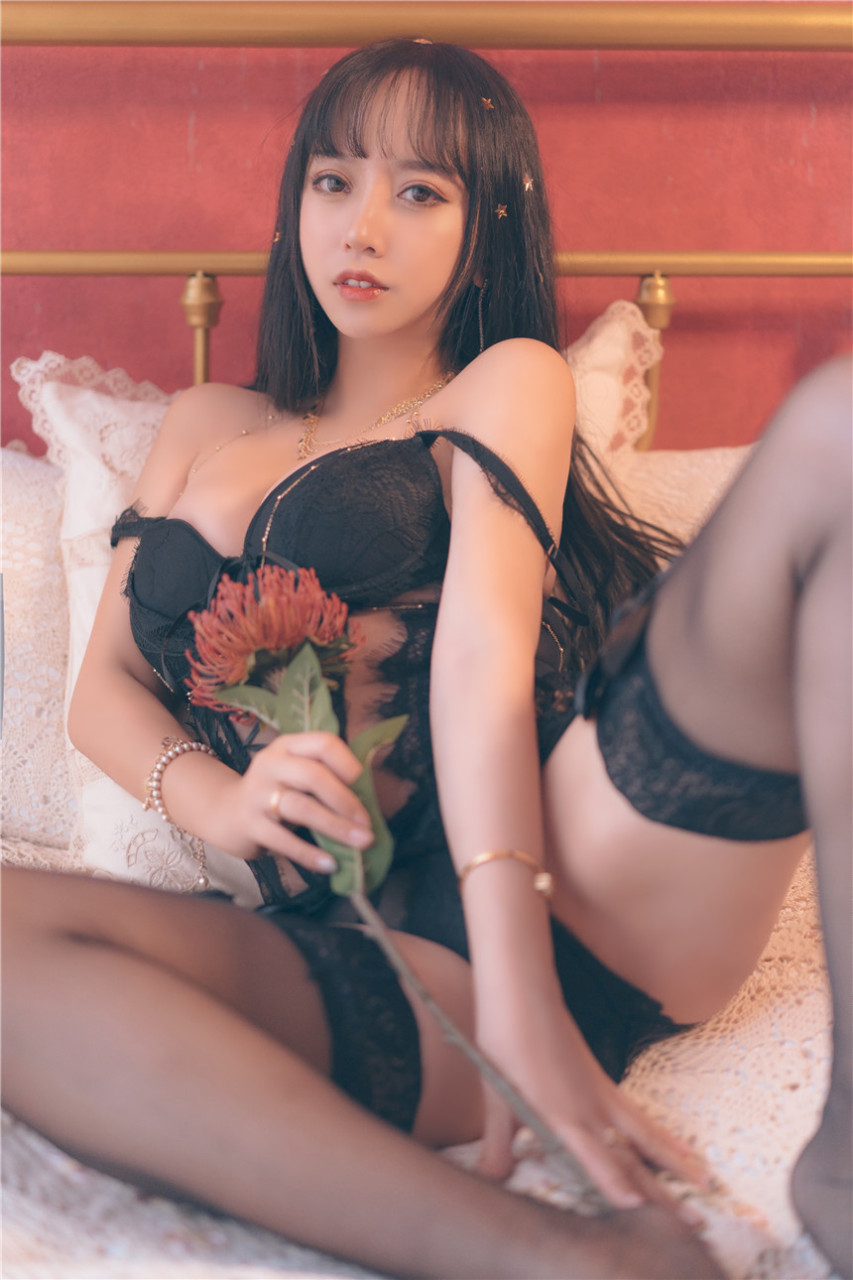 清純少女黑色鏤空情趣內衣寫真