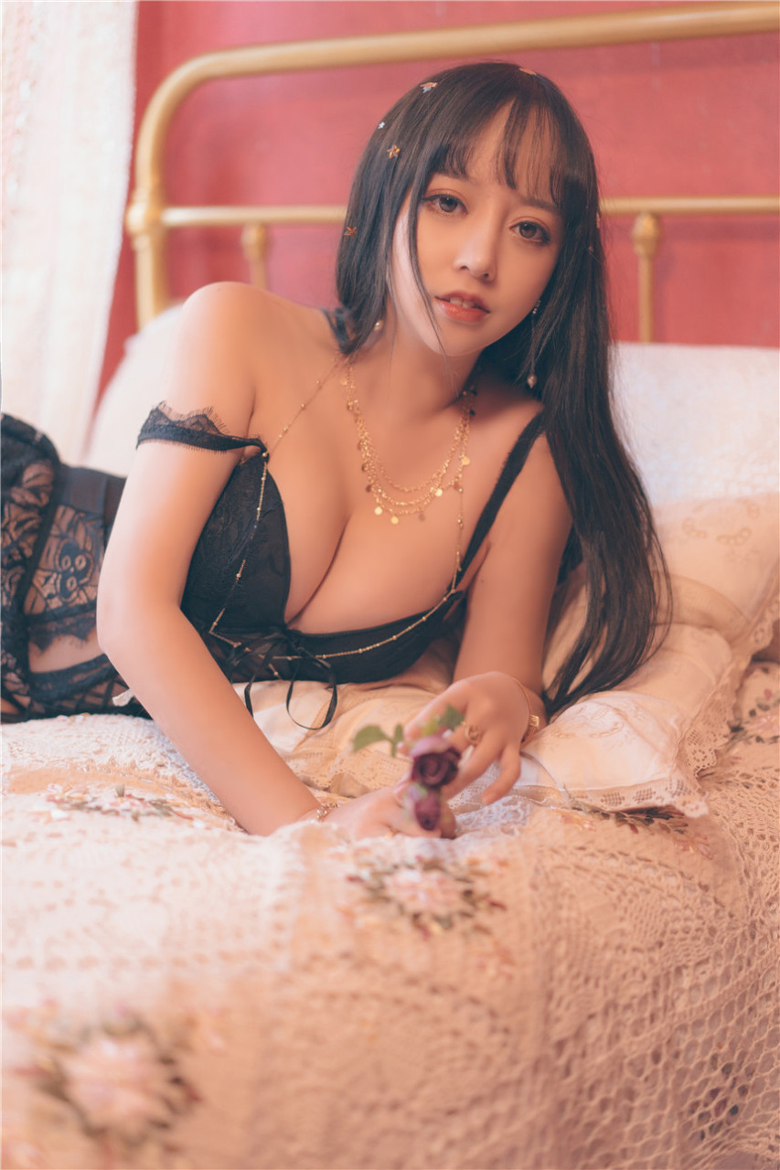 清純少女黑色鏤空情趣內衣寫真