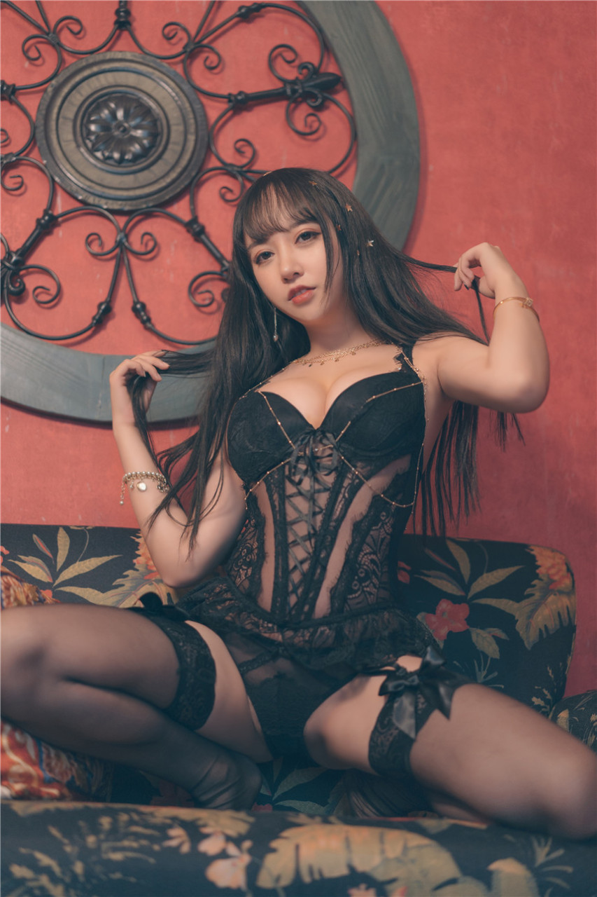 清純少女黑色鏤空情趣內衣寫真