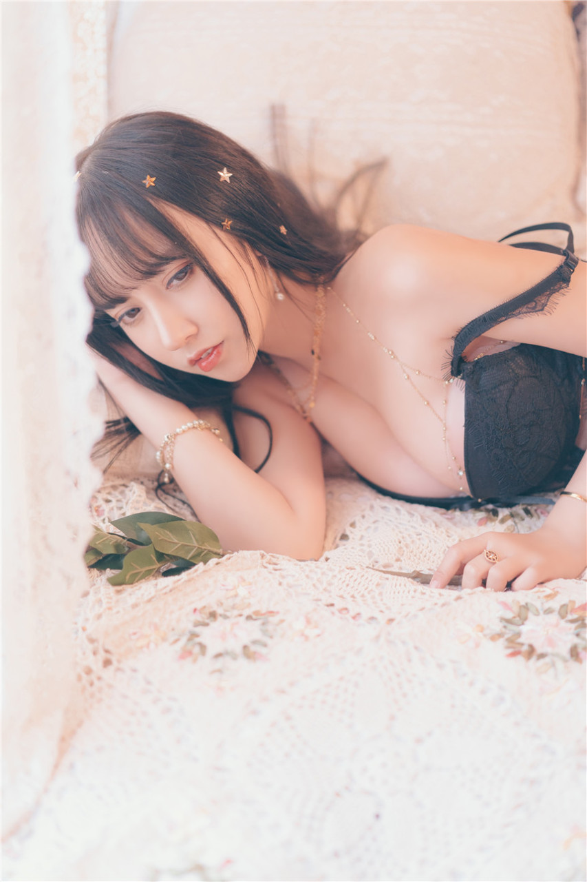 清純少女黑色鏤空情趣內衣寫真