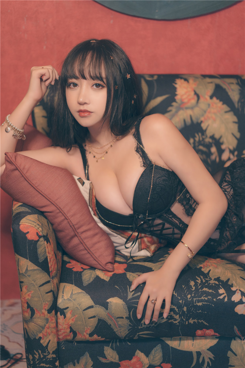 清純少女黑色鏤空情趣內衣寫真