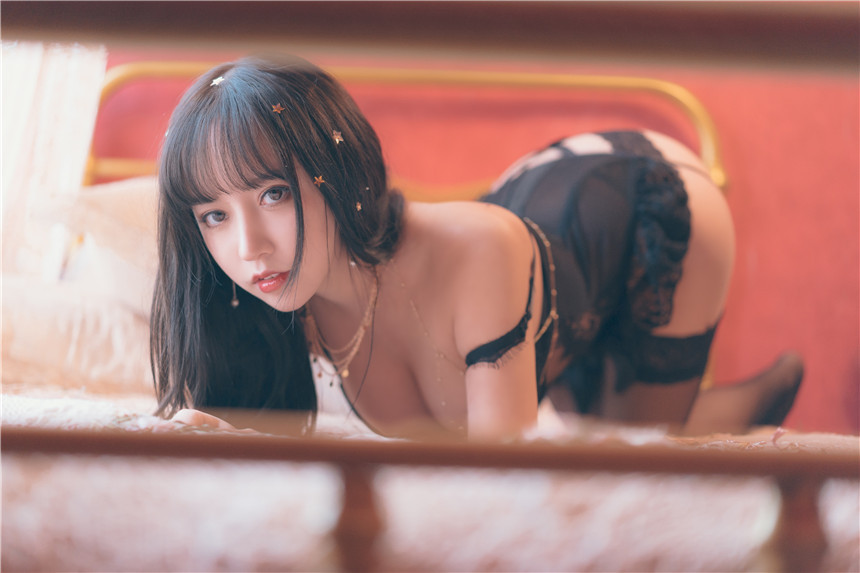 清純少女黑色鏤空情趣內衣寫真