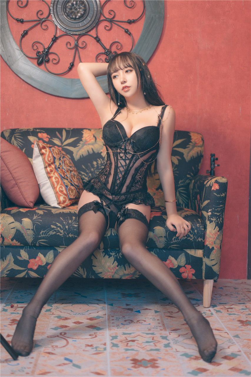 清純少女黑色鏤空情趣內衣寫真