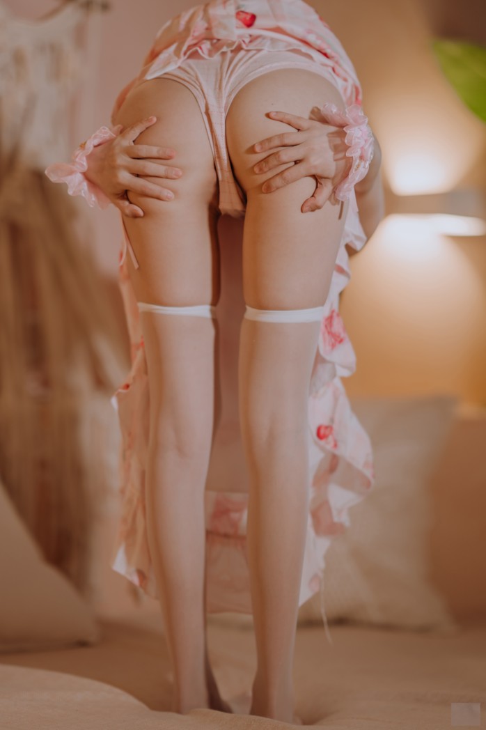 想想這個白絲襪女孩，她花俏的指甲，抓著你的小弟弟會怎樣呢？！