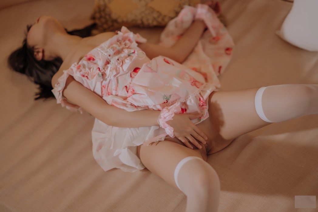 想想這個白絲襪女孩，她花俏的指甲，抓著你的小弟弟會怎樣呢？！