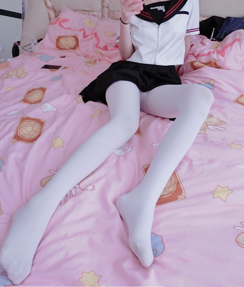 黑色水手服白絲長腿嫩屄萌白