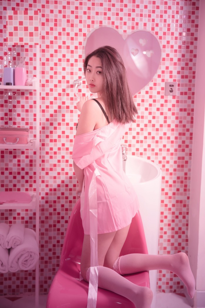 感受青春美女的青春的胴體，這身材腿玩年
