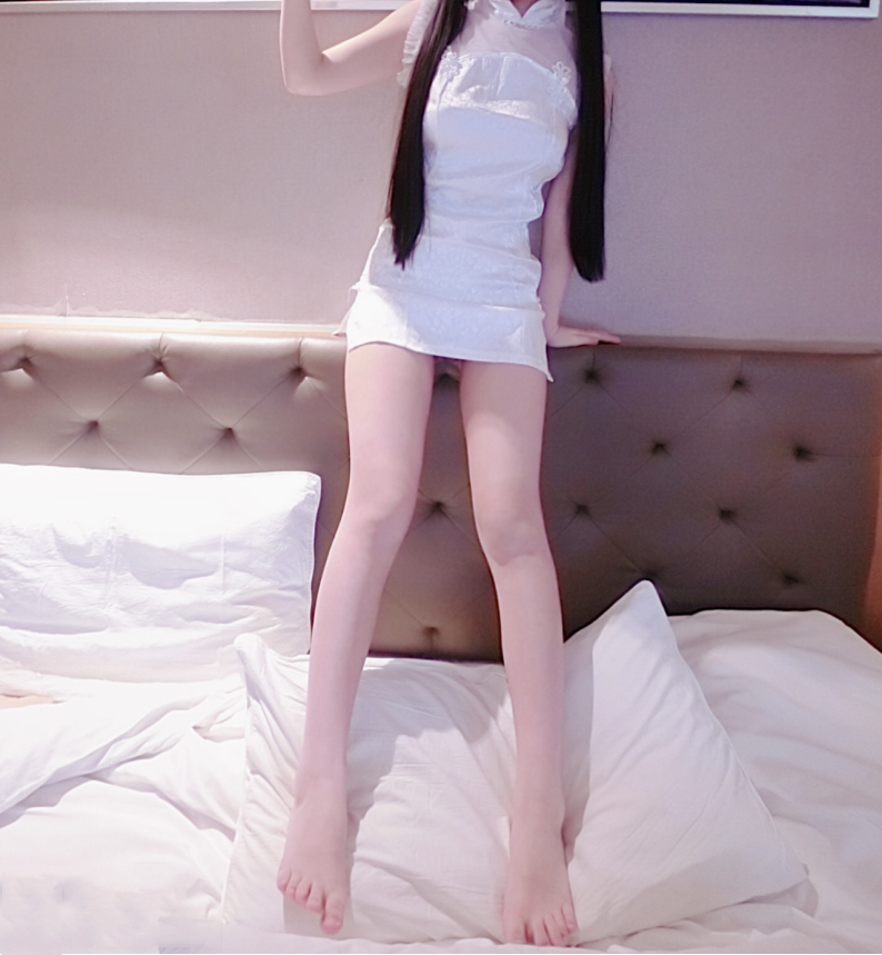 蘿莉系列.白色旗袍美腿嫩穴萌白