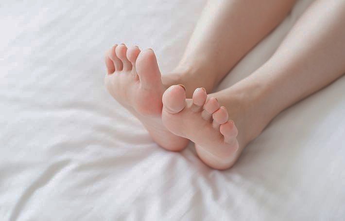 光滑白嫩的小腳丫要不要嘗一下
