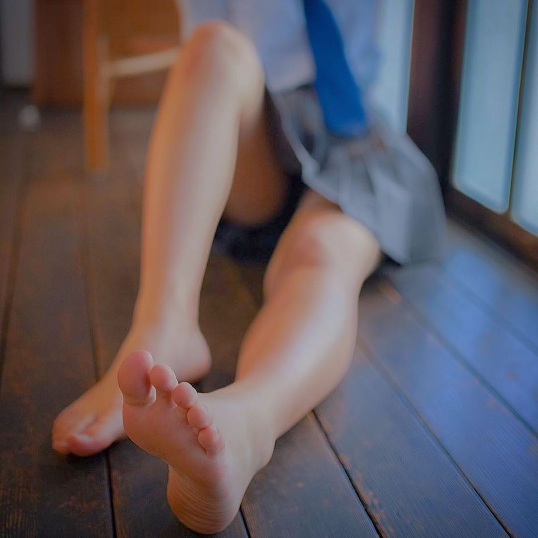 光滑白嫩的小腳丫要不要嘗一下