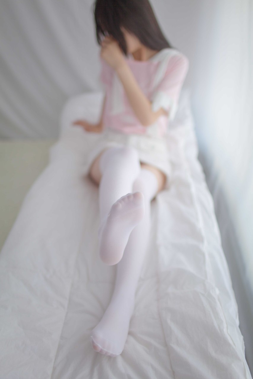 光滑白嫩的小腳丫要不要嘗一下