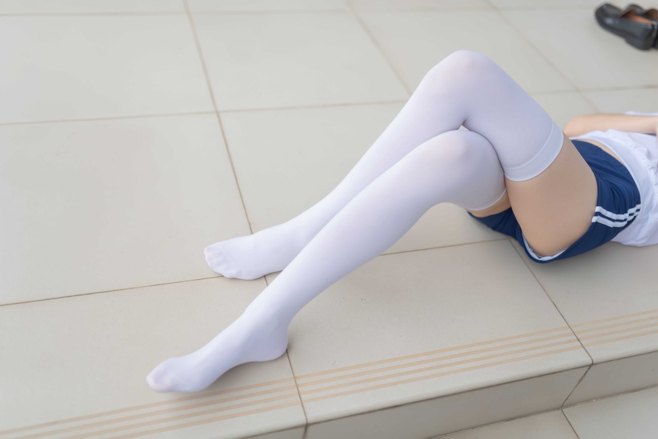光滑白嫩的小腳丫要不要嘗一下