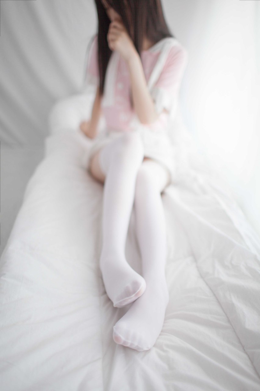 光滑白嫩的小腳丫要不要嘗一下