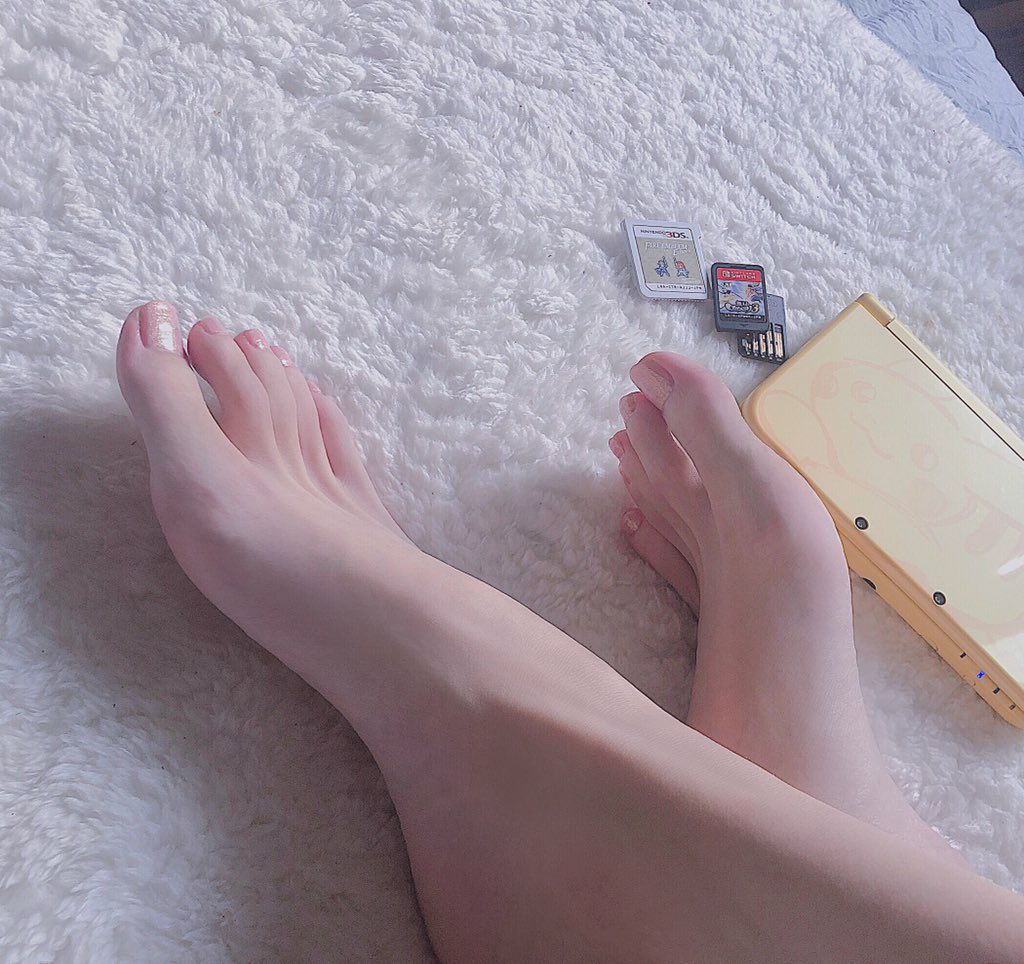 光滑白嫩的小腳丫要不要嘗一下