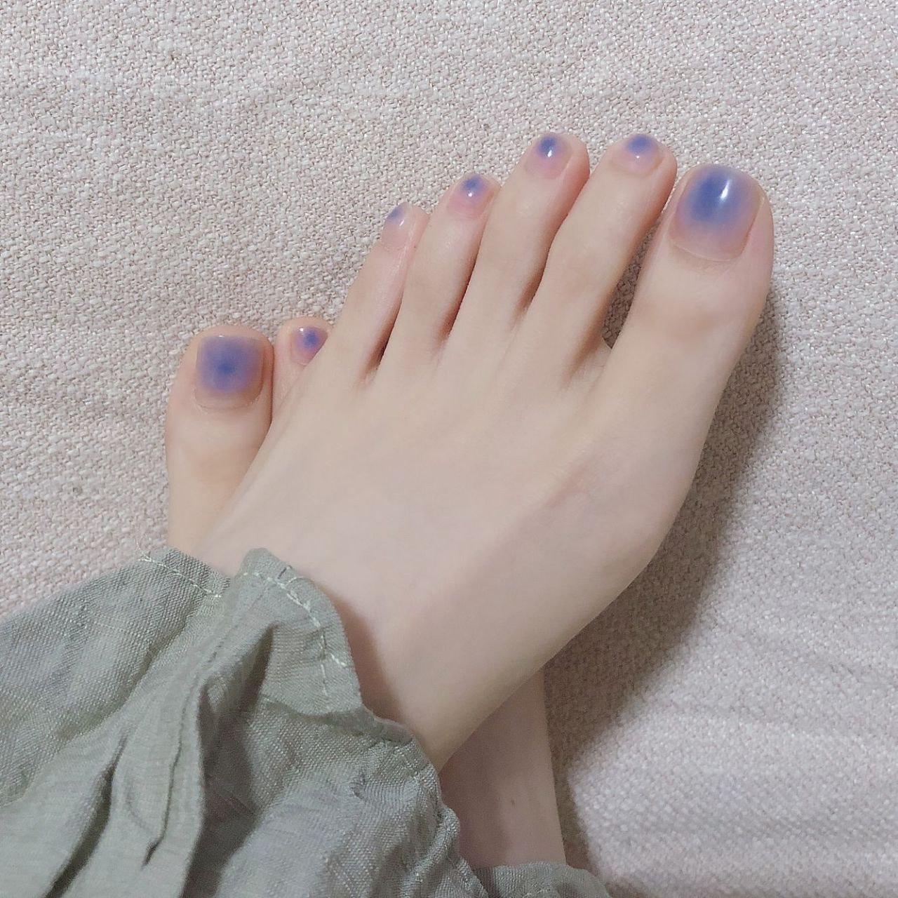 光滑白嫩的小腳丫要不要嘗一下
