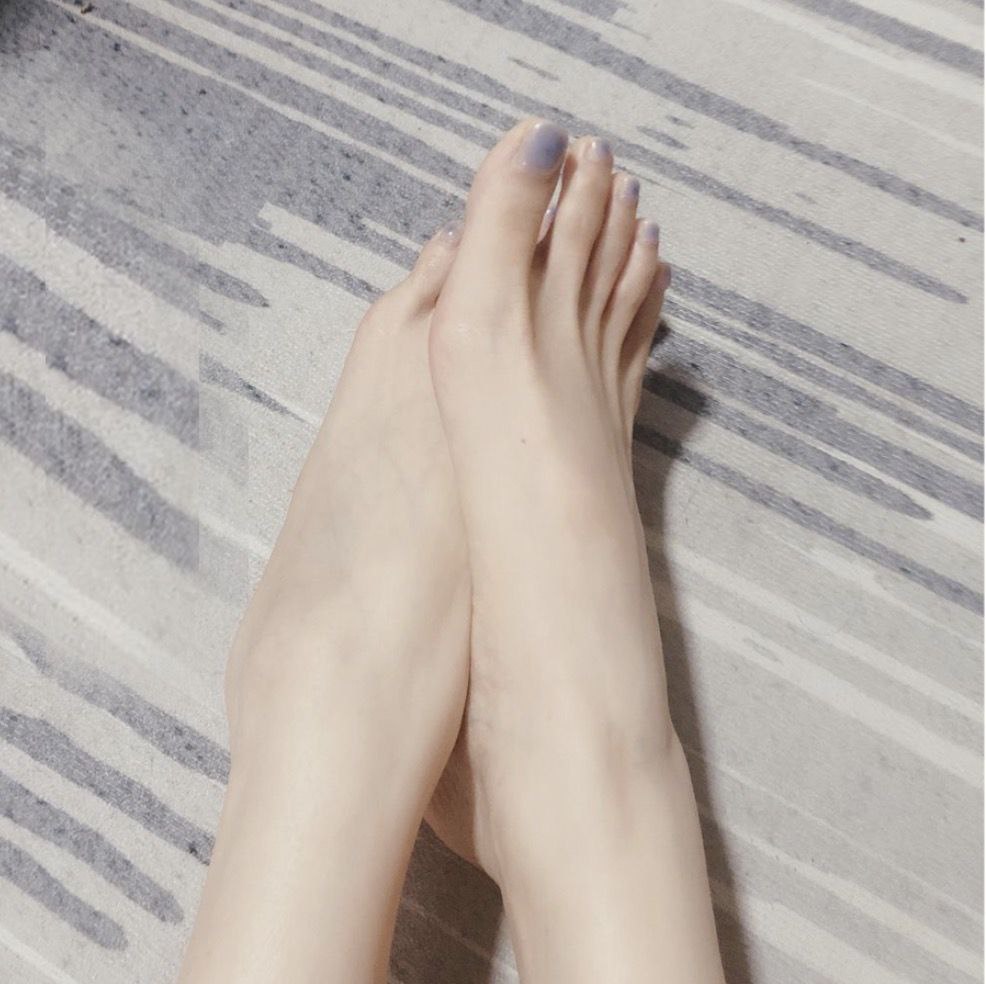 光滑白嫩的小腳丫要不要嘗一下