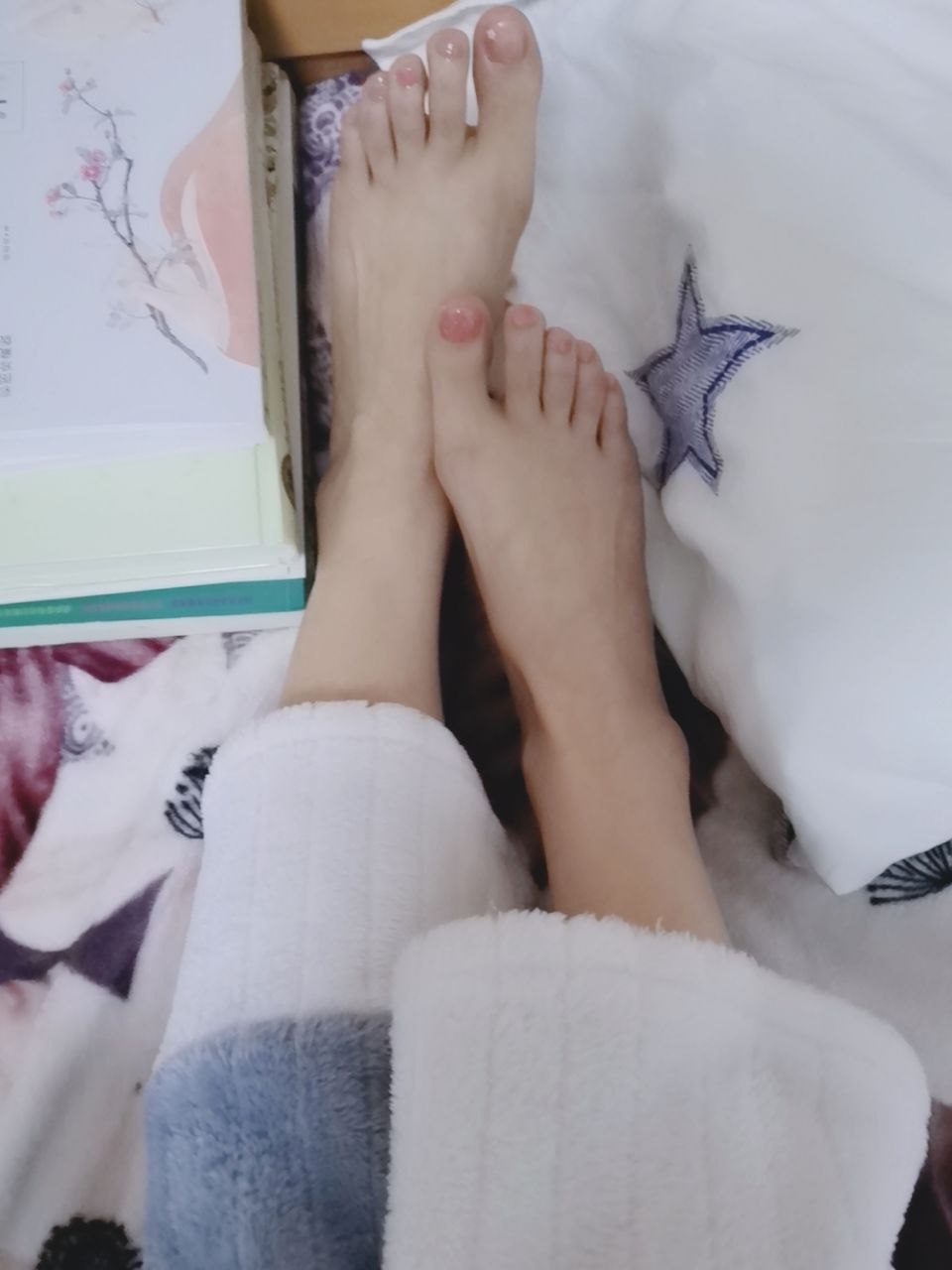 光滑白嫩的小腳丫要不要嘗一下