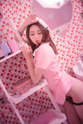 感受青春美女的青春的胴體，這身材腿玩年