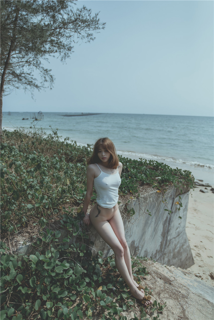 少女吹完海風回家沐浴