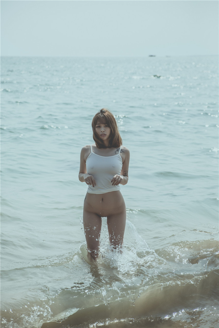 少女吹完海風回家沐浴