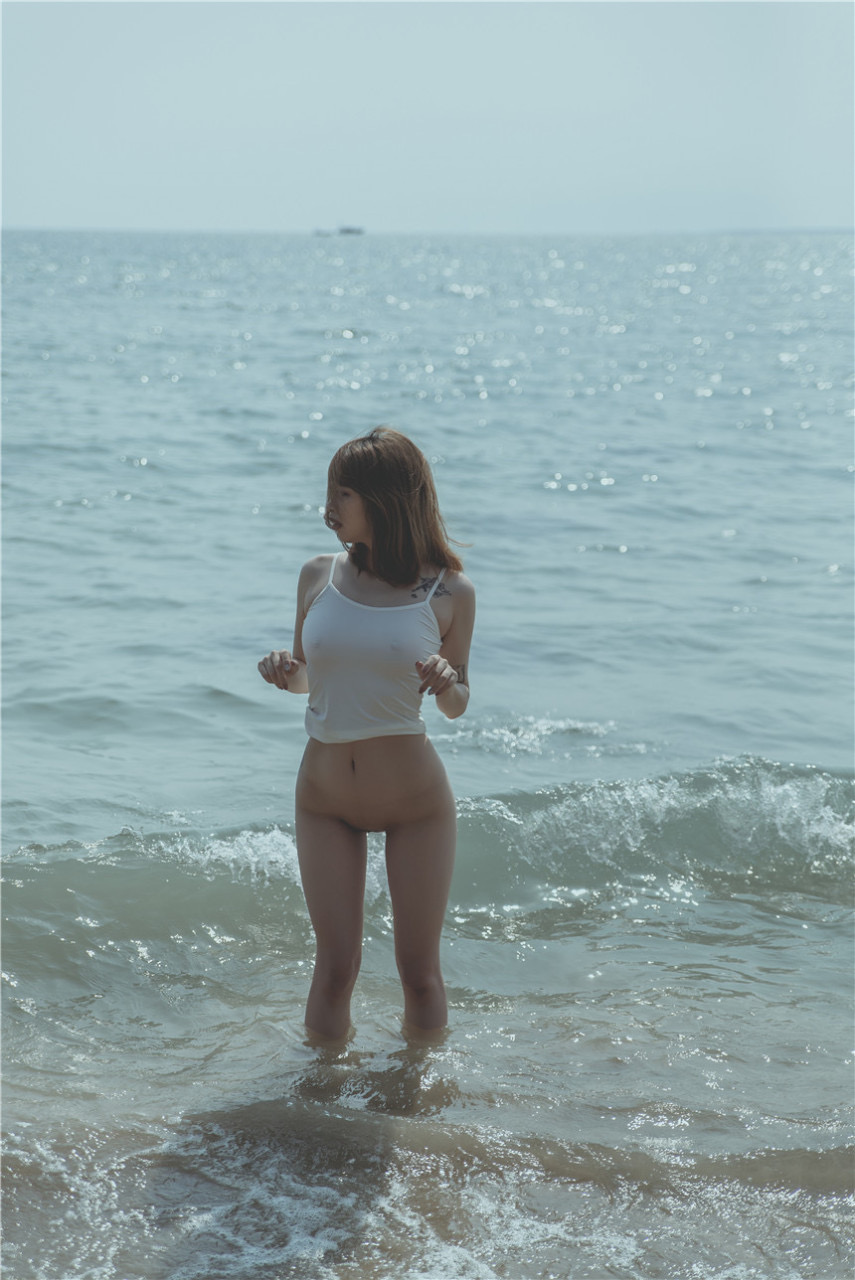 少女吹完海風回家沐浴