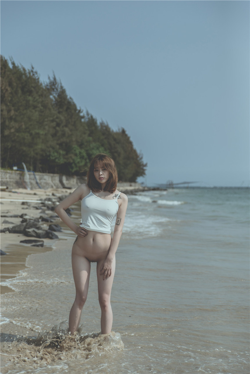 少女吹完海風回家沐浴