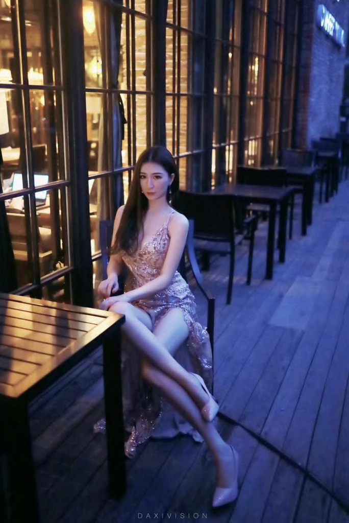 攝影師捕捉到E罩杯女模特，附生活照