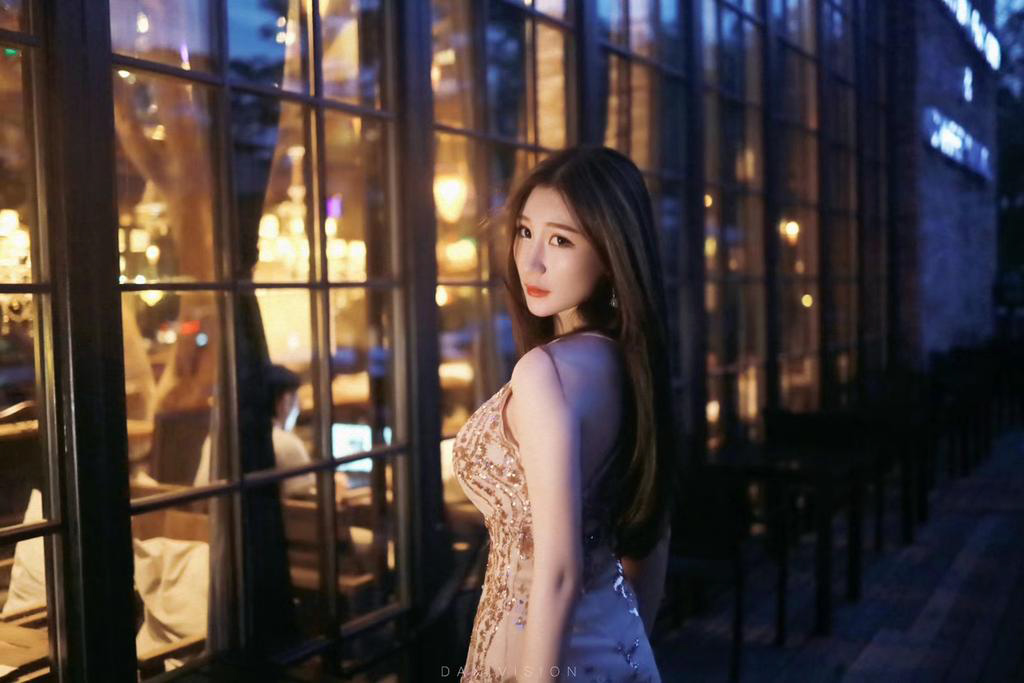 攝影師捕捉到E罩杯女模特，附生活照