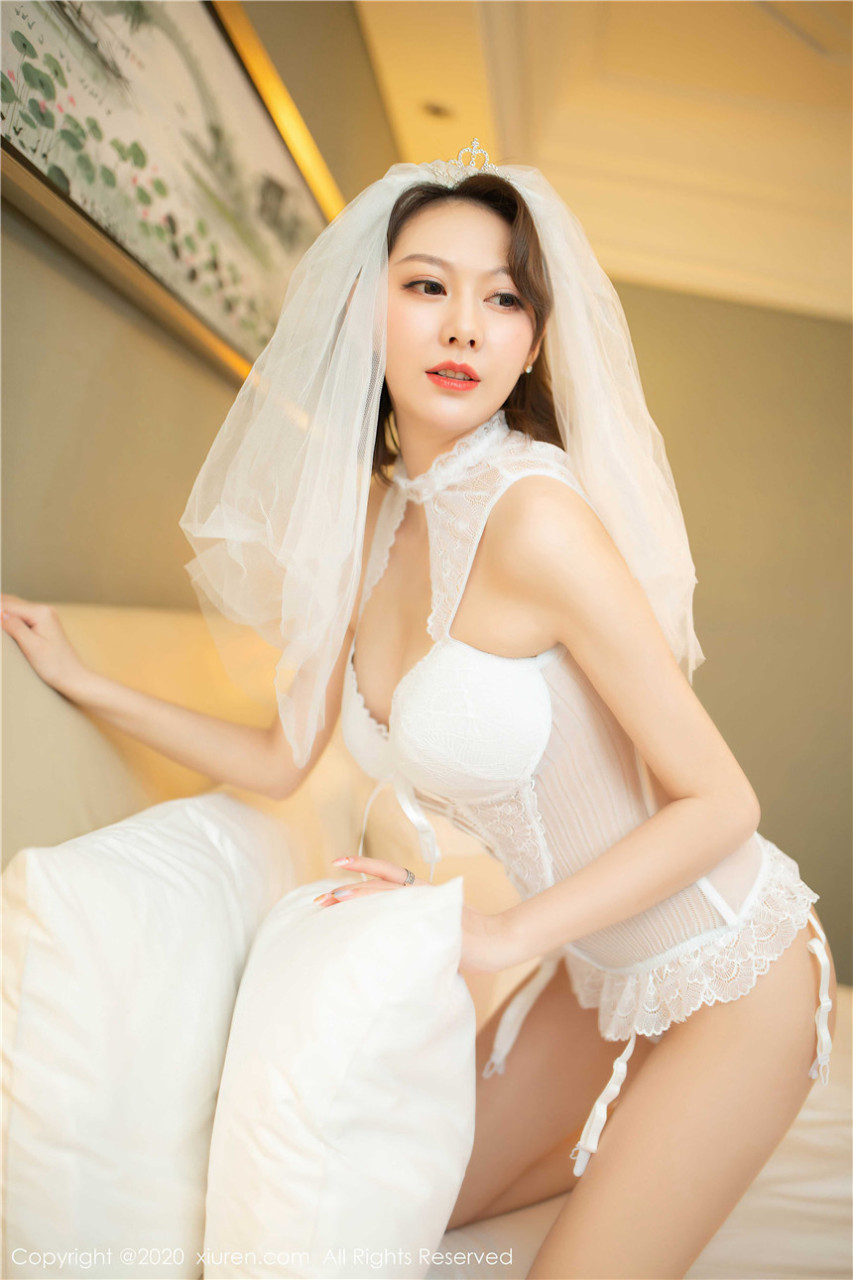 白嫩肌膚顯露無疑