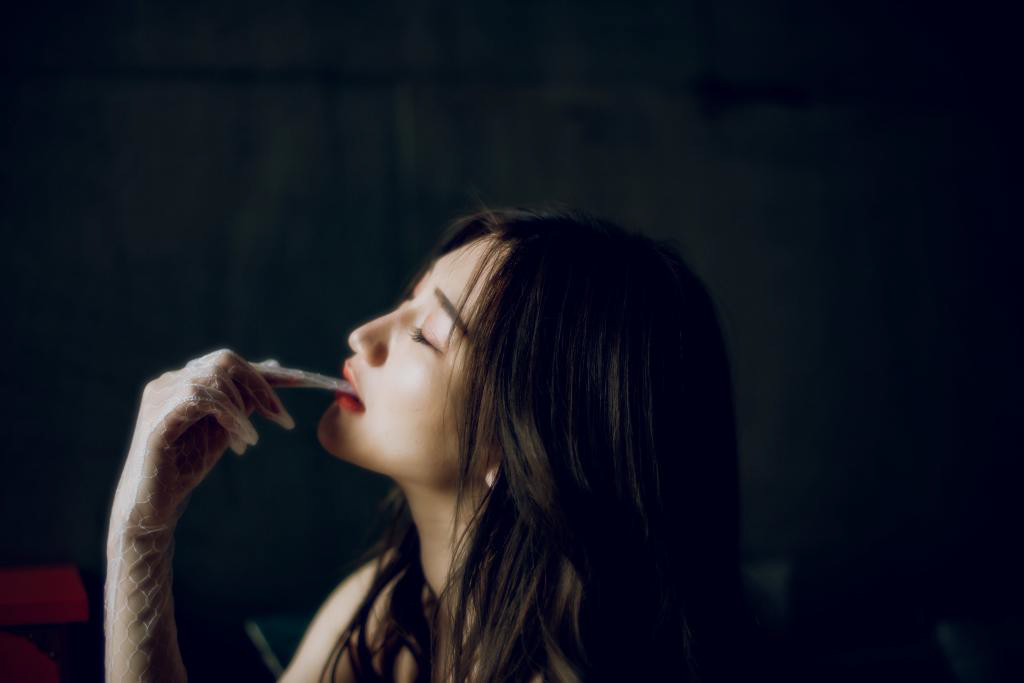 攝影師捕捉模仿歐美女神的模特一枚