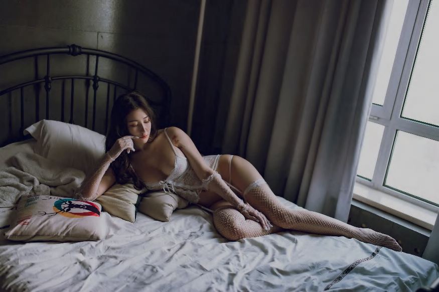 攝影師捕捉模仿歐美女神的模特一枚