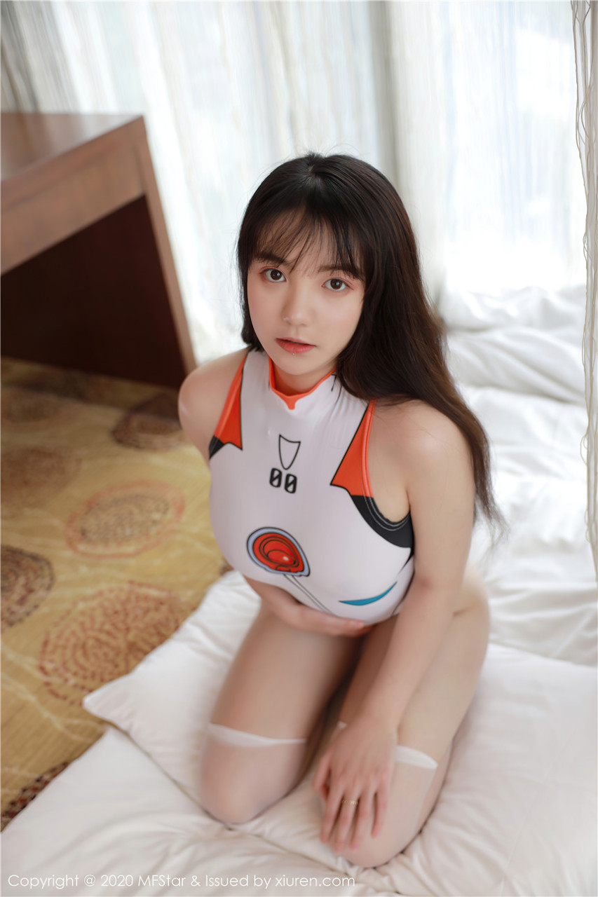 甜美女神揉揉肉肉緊身死庫水撅臀示愛