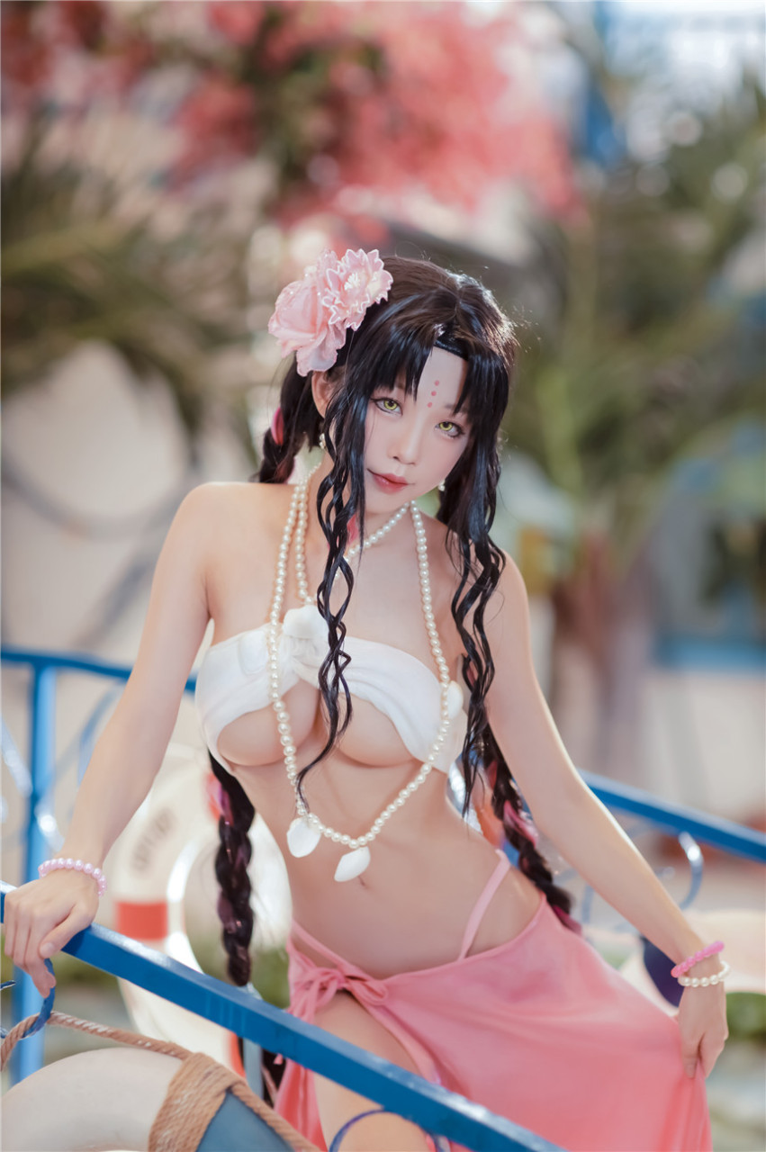 性感巨乳妖姬雙眼勾魂