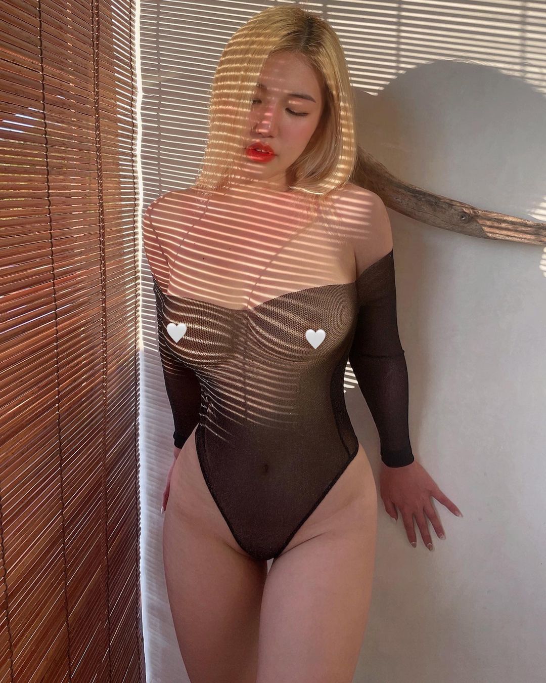 野性十足的巨乳金發(fā)妹子