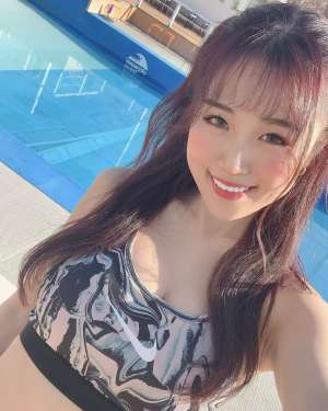 楚楚動人的妹子眼睛水汪汪的