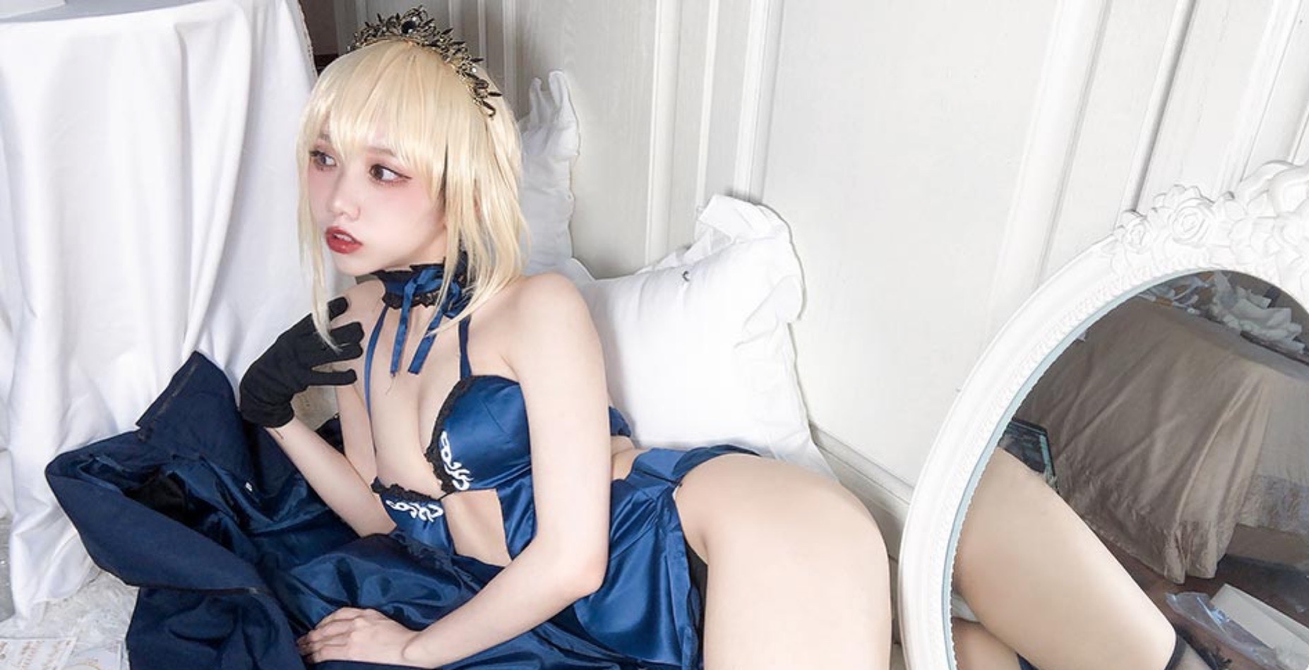 藍色情趣內衣女孩的誘惑