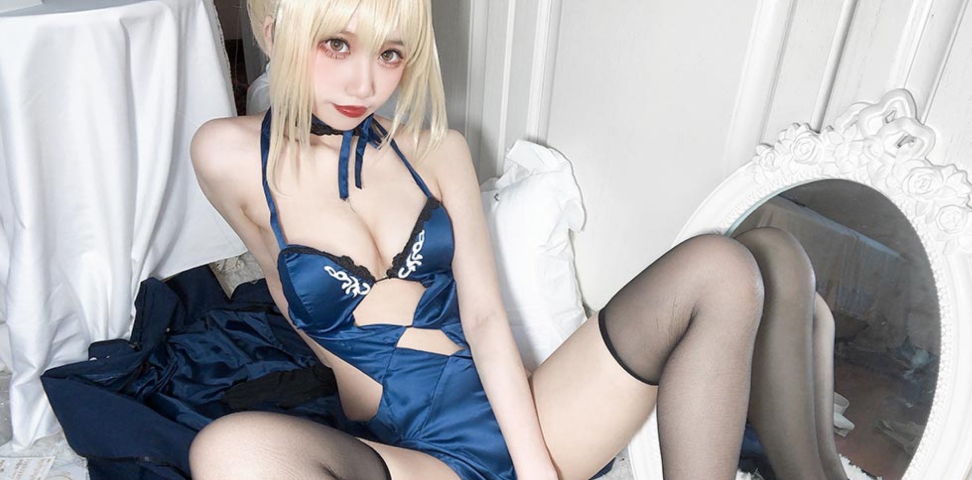 藍色情趣內衣女孩的誘惑