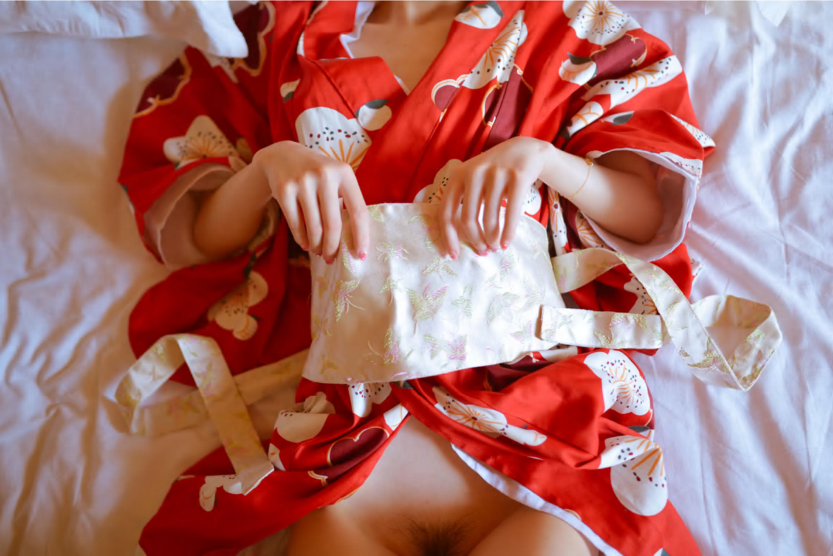 紅色日式白花和服美腳捆綁