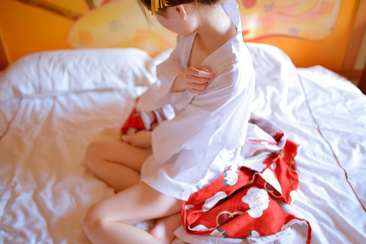 紅色日式白花和服美腳捆綁
