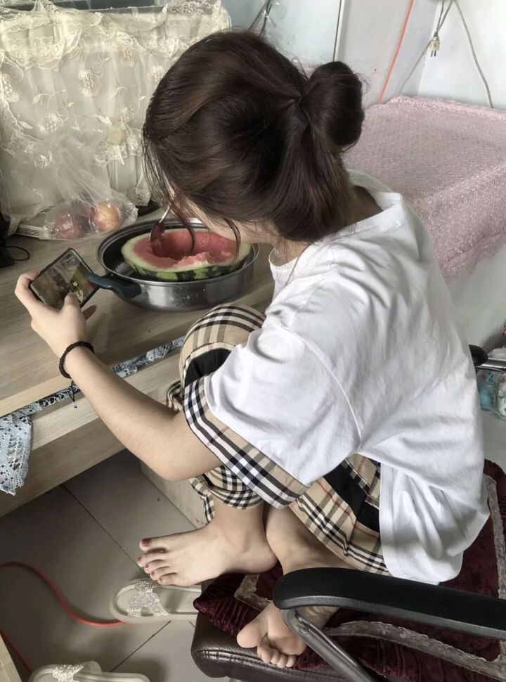 誘人美女的鮮嫩美腳