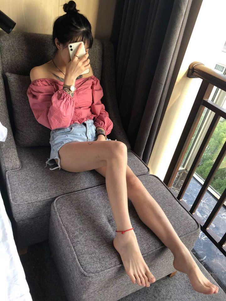 誘人美女的鮮嫩美腳