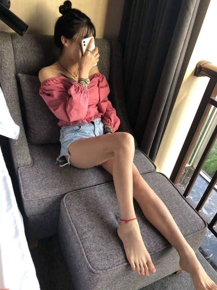 誘人美女的鮮嫩美腳