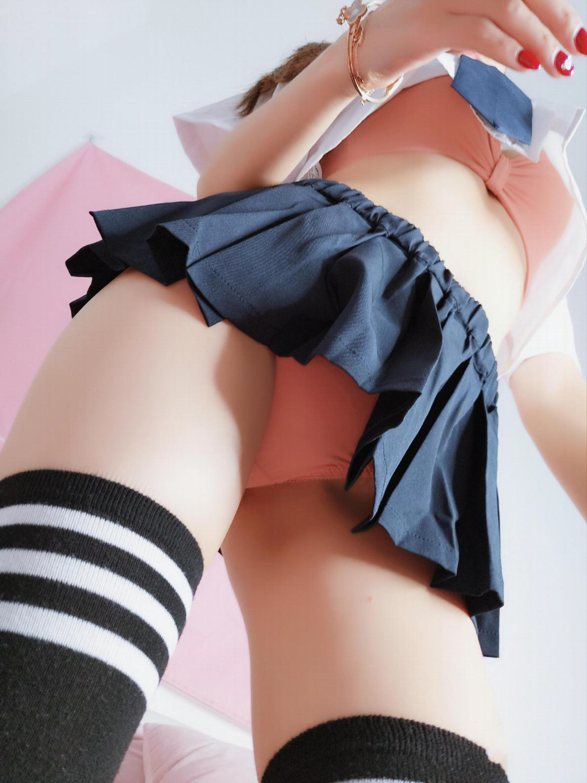 桃桃醬 雙馬尾JK制服桌角摸嫩穴