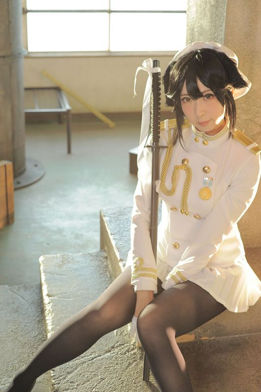軍服の十代の少女