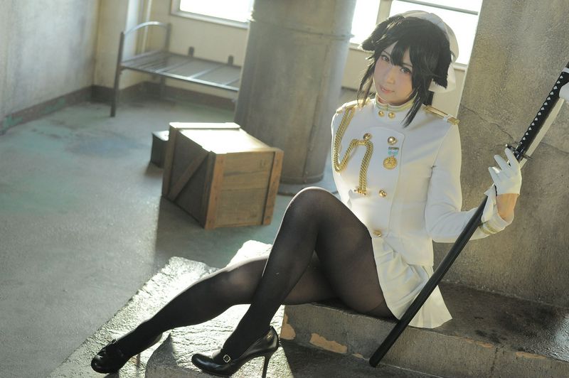 軍服の十代の少女