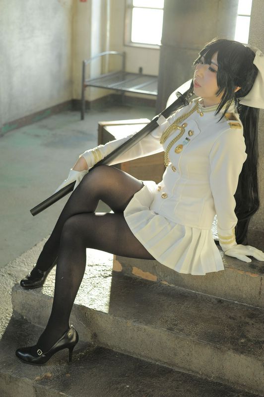 軍服の十代の少女