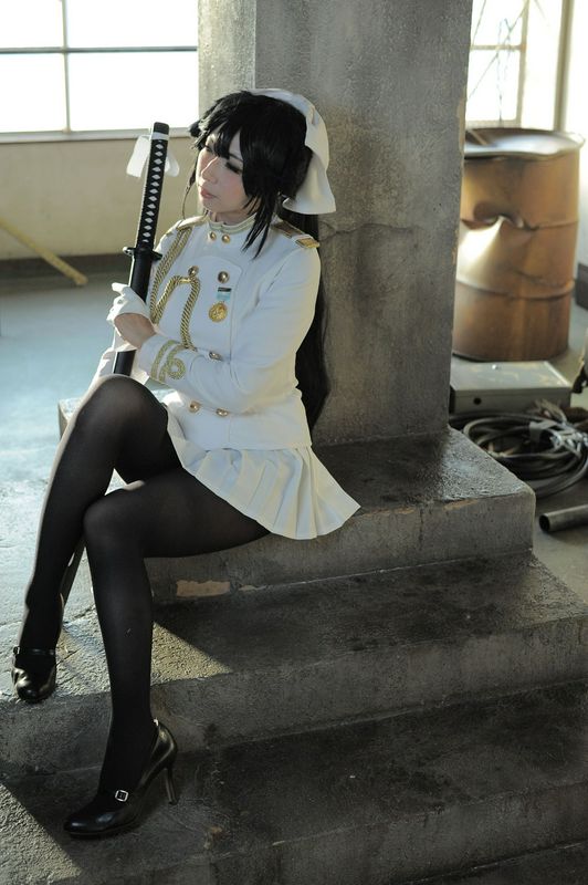軍服の十代の少女