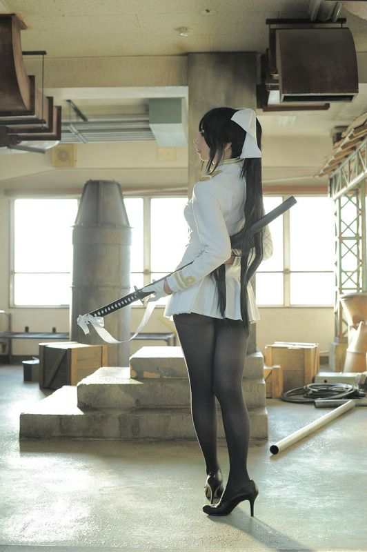 軍服の十代の少女